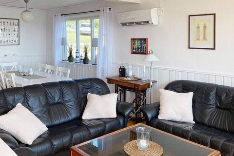 With a wonderful view of the North Sea and its horizon is this nice holiday home, which consists of two houses, where you have a total of six bedrooms. One of Norra Bohuslän's few sandy beaches is located just under 100 meters from the house, where b...