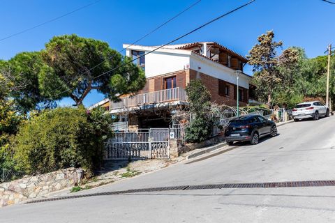Detached Villa for sale in Cabrils, with 3.810.456 ft2, 6 rooms and 4 bathrooms, Swimming pool, 2 Garage space and Air conditioning. Features: - Air Conditioning - Garage - SwimmingPool