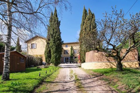 FRANS - CENTER. House of approximately 244 sqm located in a quiet, residential area, close to shops and schools. This house is built on two levels. On the ground floor, it offers a dining kitchen giving access to a terrace. There is also a lounge. Th...