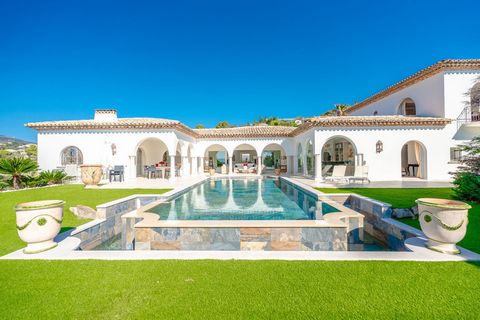 Villa for sale in Les Issambres with 2 pools. Exclusively. In the immediate vicinity of the village and the beach, this sumptuous property enjoys a panoramic view of the Gulf of Saint-Tropez. Luxurious interiors flooded with light, south facing it of...