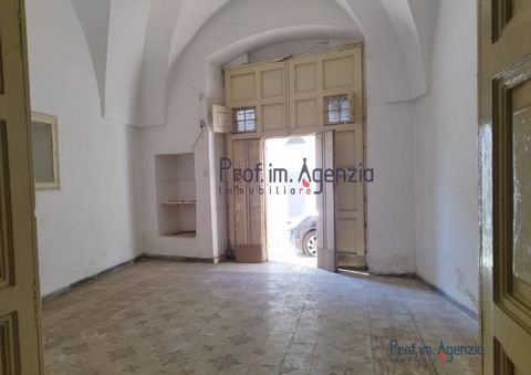 Detached house for sale near the historic centre of Carovigno, the 'City of Nzegna', located a short distance from the Dentice di Frasso castle and the Cathedral and only 200 metres from the town's central square. The house is entirely on the ground ...