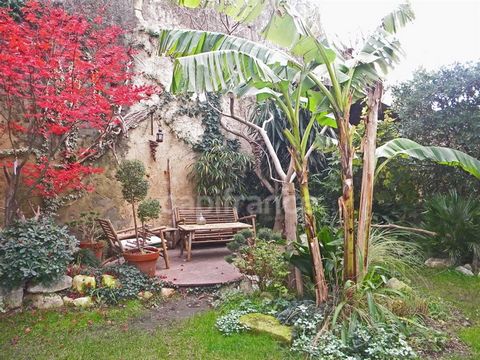 Au coeur de Saint Genies de Comolas, venez découvrir cette charmante maison de village de 125 m² rénovée possédant un superbe jardin paysagé. Vous entrerez dans une belle entrée de 17m² avec placard, et vous découvrirez un séjour chaleureux et spacie...