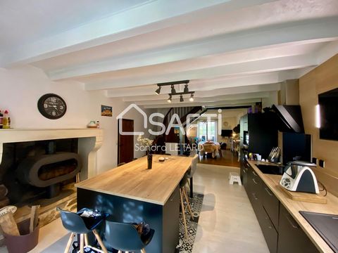 You have always dreamed of having guest rooms and a gîte, this real estate complex is for you. Quietly located in a cul-de-sac, in the countryside, the main house of 250m2, atypical with lots of charm, arranged on different levels welcomes you in its...