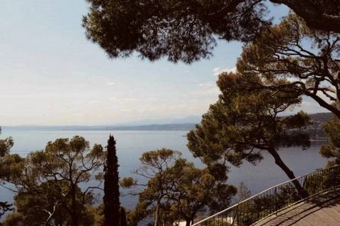 Investment opportunity in the most sought-after area of Saint-Jean-Cap-Ferrat. Save part of the notary's fees by buying through the Cabinet. Ideally located, this property offers exceptional potential for investors looking to acquire a prestigious re...