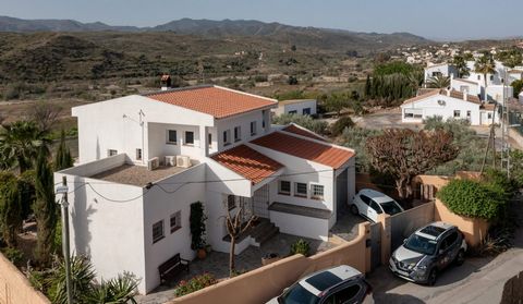 Modern villa in a country setting, orientated with spectacular Sierra Cabrera mountain views. 4 Bed plus gym/study, 3 Bath, garage. Gated entrance with parking and integrated garage. Front garden and porch. Walled plot of 972m² and Build size 340m². ...