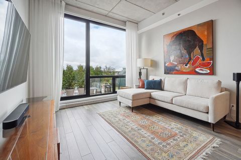 Beautiful, very bright and spacious condo, located in Saint-Laurent, close to all services and amenities, transportation, restaurants, stores, parks, schools and much more! With high ceilings and lots of natural light. Composed of 3 bedrooms, 2 bathr...