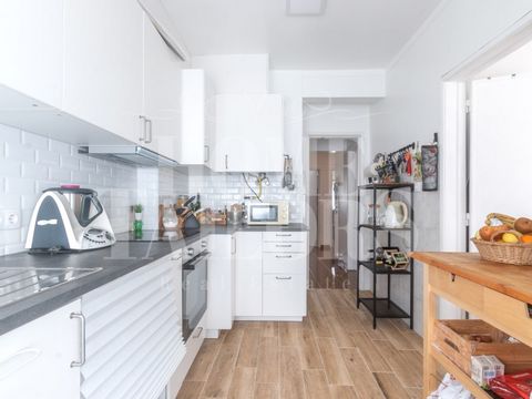 2 bedroom flat, located on the fourth floor of a building without lift and offering an investment opportunity. Located in Travessa do Chafariz, this flat has two fronts and plenty of sunshine. The kitchen and bathroom have been completely refurbished...