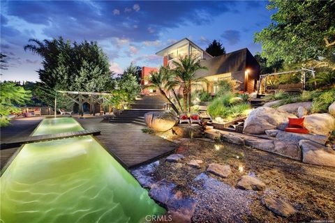 This property is not like anything you have seen - a magical oasis. You must see this custom multi-media architectural design by Rob Wellington Quigley with a clean, soft modern style, stunning views, and space beyond your imagination. Boasting of fo...