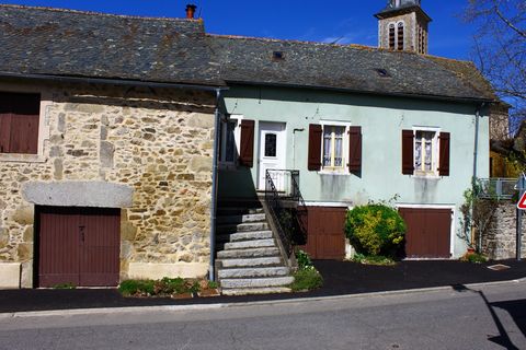Located between Rieupeyroux and Villefranche de Rouergue come and discover this house of 120M2 to renovate. It consists of a living room, an independent kitchen, 2 bedrooms, a water room, wc. Upstairs a bedroom (review the staircase to access it), at...