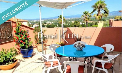 This exceptional PENTHOUSE with panoramic views of the sea, mountains or historic center from each window, as well as colorful sunsets from a 34m2 terrace awaits you . Located in the picturesque village of old Fréjus, on the 3rd and top floor of a se...