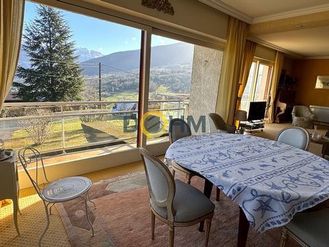 Dohm Immobilier Annecy sells in exclusivity and rare on the current market a large T4 apartment of 107m2 with a beautiful unobstructed view of Lake Annecy double exposure. This apartment is composed of an entrance hall with cupboard which serves eith...