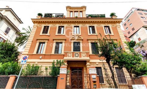 In a splendid period building on Viale di Trastevere, one of the first buildings on the street, we offer for sale on the second floor (third cadastral) with elevator, the bare property (86 years old) of an apartment in excellent condition. The proper...