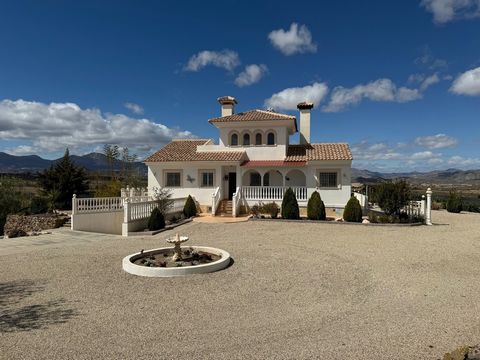 Dit charmante huis met twee verdiepingen ligt in een schilderachtige omgeving op het platteland van Lorca, omringd door glooiende amandelvelden en bergen.     De villa staat op een verhoogd stuk grond, met een indrukwekkende hoeveelheid aangelegde tu...