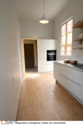 In the heart of the sought after area of Old Lyon, on the 2nd floor without elevator of a building of the 16th century, very well maintained, quiet set back from the street, discover this two rooms BIS of 44 M² This property is ideally located and cl...
