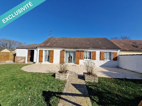 This single-storey house is located in the commune of Neuillay-les- bois, on a beautiful, fully fenced plot of 891 m². It consists of an entrance with the storage cupboard, a fitted kitchen, a dining room, living room and three bedrooms, two with bui...