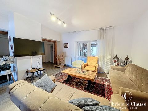 Pfaffenhoffen - Exclusively at Christelle Clauss Immobilier, come and discover this vast townhouse from 1720, of 180m2 on a plot of 3.04 ares. With its 3 levels of living, it is ideal to accommodate a large family. As soon as you arrive, an unoverloo...
