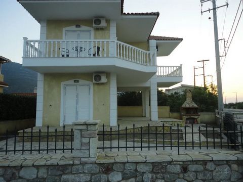 Detached house with 3 bedrooms, 2 bathrooms, kitchen,living room, storage room, courtyard with BBQ, air conditioning in the center of Diakopto very close to the beach. Features: - Air Conditioning - Barbecue