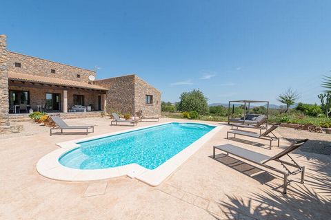 Ga voor een heerlijke vakantie in deze natuurstenen finca met een zwembad op Mallorca. Het heeft 3 slaapkamers, 2 badkamers en biedt plaats aan 4 personen. Voor een gezin is dat ideaal! De finca ligt in een rustige omgeving aan de rand van Artà, op o...