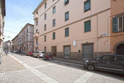 Between Piazza Trinita' and Piazza San Faustino, in the central area but with great parking possibilities, we offer a comfortable apartment on the 2nd floor, which develops a total surface area of approximately 80 m2. The house enjoys a very adequate...