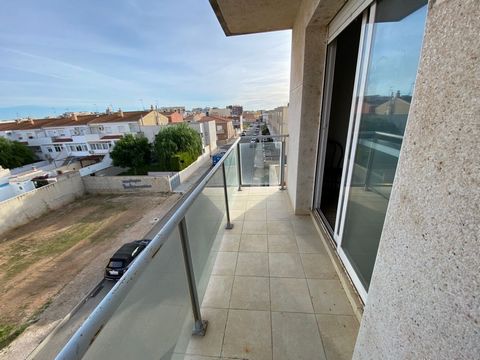 Opportunity, apartment for sale in Amposta a few meters from the Mossos de Escuadra, quiet area. Entering the apartment you will access a hall that in turn allows you to access a corridor from there, you will reach a large bedroom, two simple bedroom...