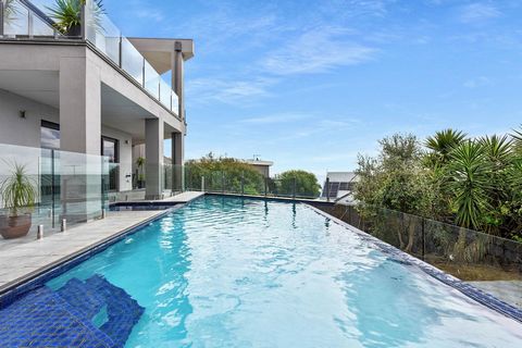 BELLA VISTA Bienvenue au 21 Park Road, une oasis côtière idyllique conçue par Sofias Architects pour ceux qui recherchent le mélange ultime de détente et de loisirs. Entourée d’une vue imprenable sur la baie de Port Phillip au cœur du mont Martha, ce...