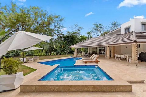 Precious villa in the luxury well known complex Casa de Campo, La Romana. It has 5 bedrooms for 12 guests and a baby crip. 5 minutes to Playa Minitas. Perfect for family trips, full and big garden perfect for kids, the booking includes a professional...