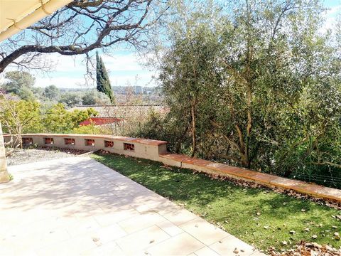 Exclusive and rare Draguignan F2 apartment on the ground floor, very pleasant with its terrace, its 250m garden. You benefit from an environment not overlooked by the south. You benefit from a plot of land of 250m. You also have 2 private parking spa...