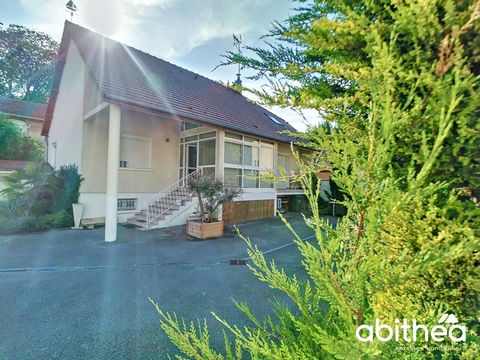 A REAL FAVOURITE! The Abithéa Agency offers you this real estate complex in the town of Troyes, only 5 minutes walk from the city center and close to the greenway on a plot of 481 m2 including a second small independent house. You will be seduced by ...