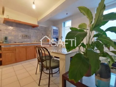 Just a stone's throw from the shops, come and discover this village house offering a pleasant living area with high ceilings. On the ground floor, you enter into a living area of around 20 m² with an open-plan kitchen. Upstairs is the lounge and bedr...