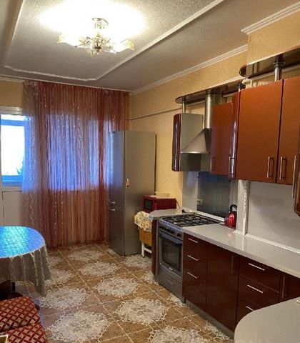 Продается 4-комн. квартира, площадью 81.2 кв.м, в центре района города - Лазаревский. Кухня 18 кв.м, типовой ремонт, комнаты изолированные. Квартира меблированная. Раздельных санузлов - 1. Квартира располагается на 6 этаже 10-этажного монолитного дом...
