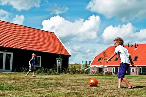 These comfortable holiday homes in Zeeland are found in a small holiday park on the Oosterschelde. This four-person accommodation stands out for having no fewer than three bedrooms. The charming interior will have you feeling immediately at home and ...