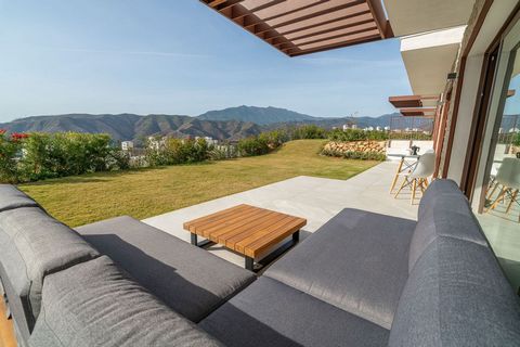 UNIQUE OPPORTUNITY! Luxury and tranquility are found in this place. The panoramic views of the sea and the lake, in the mountain of La Concha de Marbella. Just 10 minutes by car from Marbella and Puerto Banús, it is located in a quiet paradise, with ...