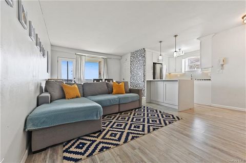 Spacious Corner Unit with Abundant Light Open Layout Beautiful Kitchen Generous Storage Space The open floor plan for Residence 2H at Skyview lends itself to accommodate a home workspace, including separate living and dining space, while the entry ha...