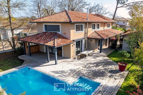 Espaces Atypique invites you to discover this superb contemporary villa of 2020 of approximately 195 m2. It offers top-of-the-range services following the codes of the most beautiful architect-designed villas. Its location in a street protected from ...