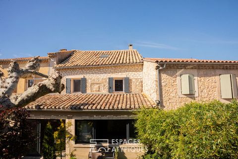 Located in the heart of the village of Mollégès, this nineteenth-century village farmhouse offers a rare and authentic living environment. Nestled in the prestigious golden triangle of the Alpilles, this 140m2 living space is enveloped in a captivati...