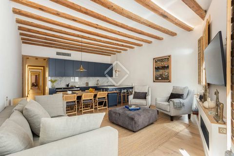 This luxurious apartment is located a few steps from Medinaceli Square and Soho House, offering an incomparable living experience. Thanks to its three spacious double bedrooms and two exquisitely designed bathrooms, this space redefines urban eleganc...