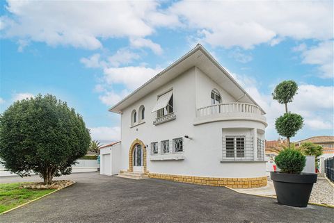 Ref. 4185 Near the center of Villeneuve / Lot, town house with living room on one level of approximately 157 m2 on a 888m2 plot with pool. Very high quality - trendy decoration - equipped sunny and well-equipped kitchen - living room with rotunda and...