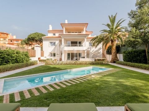 5-bedroom villa with 450 sqm of gross construction area, garden, heated swimming pool, and garage, set on a plot of land of 699 sqm in Quinta da Bicuda, Cascais. This house is spread over three floors, with two having access to the garden. The first ...