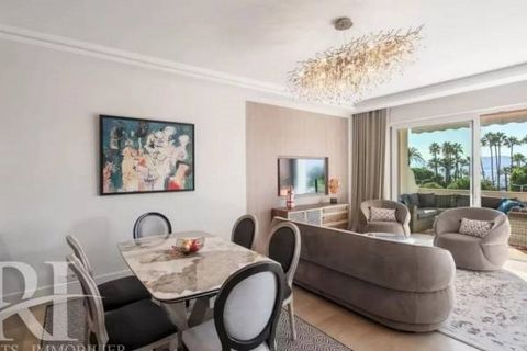 Cannes in a renowned residence guarded apartment with high-end services totally renovated. Near the Port Canto it offers views of the sea and the famous Croisette; This awesome apartment of 110 sqm includes an entrance, a living room with kitchen us,...