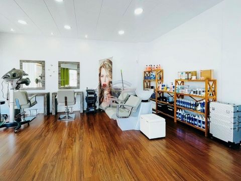 Quality Estates presents an attractive commercial local, which could well be a beauty salon, in the center of Sant Antoni de Calonge. It could be a hairdresser, a commercial local where you can offer other beauty and/or relaxation services. It is a c...