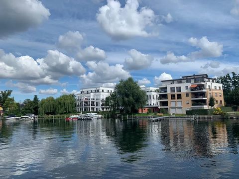 as good as new luxury PENTHOUSE apartment, own boat mooring directly at the house, barrier-free, underground parking, with a beautiful view of the Müggel-Spree, surrounding roof terrace, sauna, fireplace, extremely high-quality kitchen, high-quality ...
