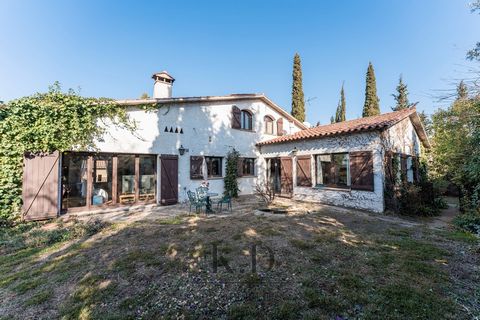 Charming house for sale located in one of the best neighbourhoods of Sant Cugat, 12 minutes walk from the Valldoreix railway station, several local shops, 15 minutes walk from the centre of Sant Cugat. The entrance of the house with Catalan vaults sh...