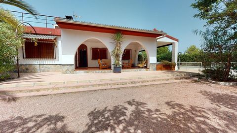 - Detached Villa of 275.48m2 with a fenced plot of 2,090 meters.~- Private pool.~- Barbecue.~- Tennis court.~~Family chalet located in a location of absolute tranquility, familiar and with very good communication with Elche, Altet, Santa Pola and Ali...
