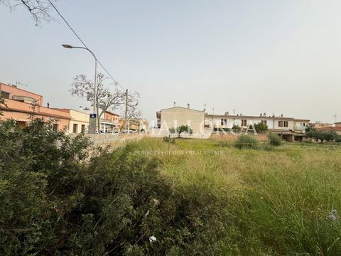 Urban plot of 500 m2 in SON FERRIOL. The lot is on the corner. 25 m long by 20 m wide. With an urban planning regulation of D2a, building depth of 12 m, which allows basement, ground floor and ground floor. Four detached houses could be built between...