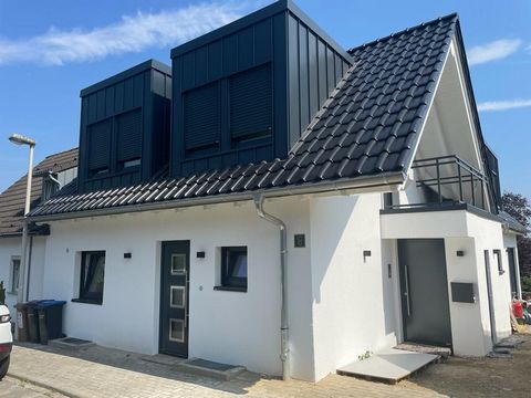 We rent an entire house in Frechen. The house consists of a kitchen-living room, a bathroom and two bedrooms. Bedroom 1 contains a bed of size 140x200 cm and bedroom 2 of size 90x200 cm. The property is only a 15-minute walk from Frechen Königsdorf s...