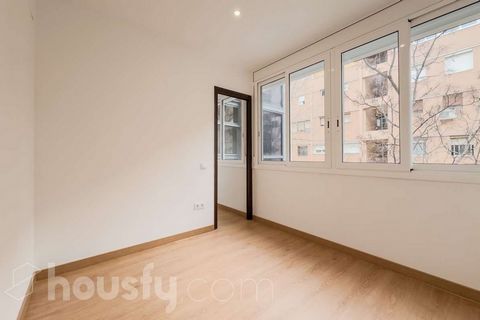 Housfy vend un appartement à Sant Martí, à Barcelone, un espace dont vous pourrez profiter au quotidien. Cet appartement a été construit en 1960. Détails de la propriété : - Grand appartement de 61 m² à El Besòs. (Les mètres carrés sont vérifiés aupr...