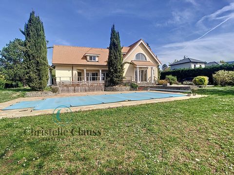 In the unspoilt setting of the hill of Vetraz-Monthoux, with unobstructed views of the mountains, this villa offers 175 m2 of living space and 98 m2 of annexes with large living room of 60m2, fitted and equipped kitchen with access to the terrace, ch...