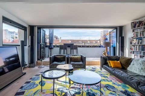 Overlooking the Place aux Huiles, an emblematic Marseille square, this apartment in an exceptional setting is nestled on the top floor of an old building and has a surface area of 77m2 with terrace. With a contemporary style, this living space has be...