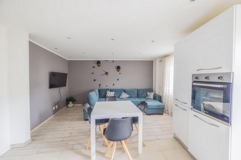 For sale is a beautiful 2-room apartment that was renovated with great attention to detail a few years ago. So you don't need to worry about any renovation work - instead, sit back, relax and enjoy the comfort of a modernized living situation. Ideall...