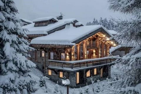 Chalet of 475 m2 - 5 bedrooms - 6 bathrooms - 1 service room - Swimming pool - Cinema - Gym - Hammam Immerse yourself in the breathtaking landscapes of Megève at Chalet Roche Art'Bois, which pays homage to the splendor of the French Alps. Cross the w...